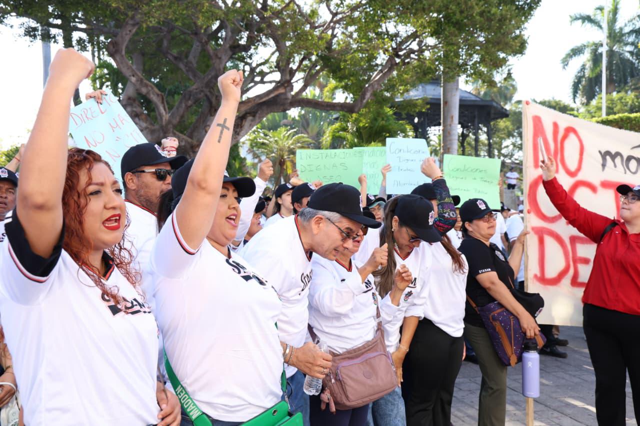 $!Exigen sindicalizados de STASAM justicia laboral durante el desfile del Día del Trabajo