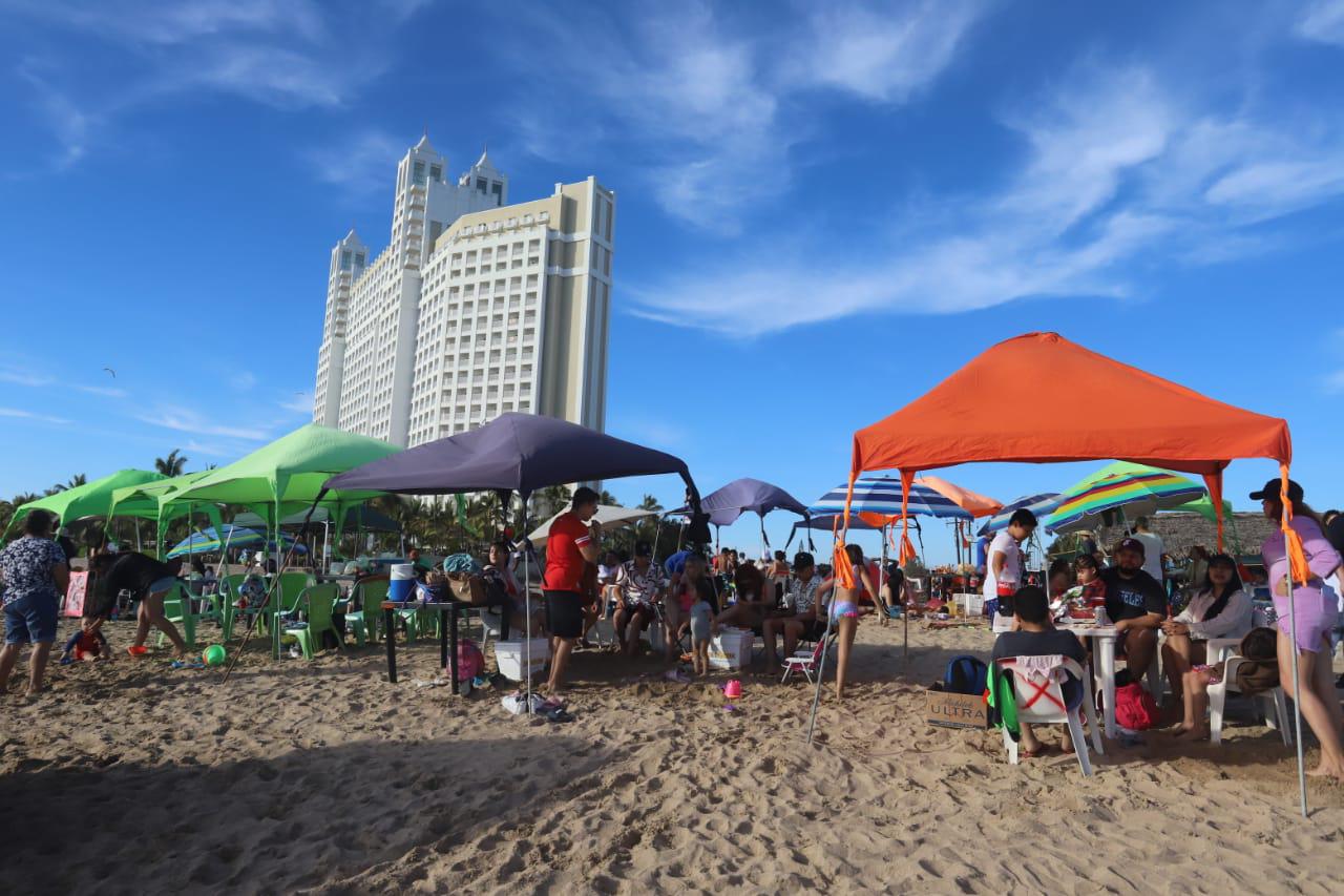 $!Disfrutan hasta el último minuto de vacaciones en Mazatlán