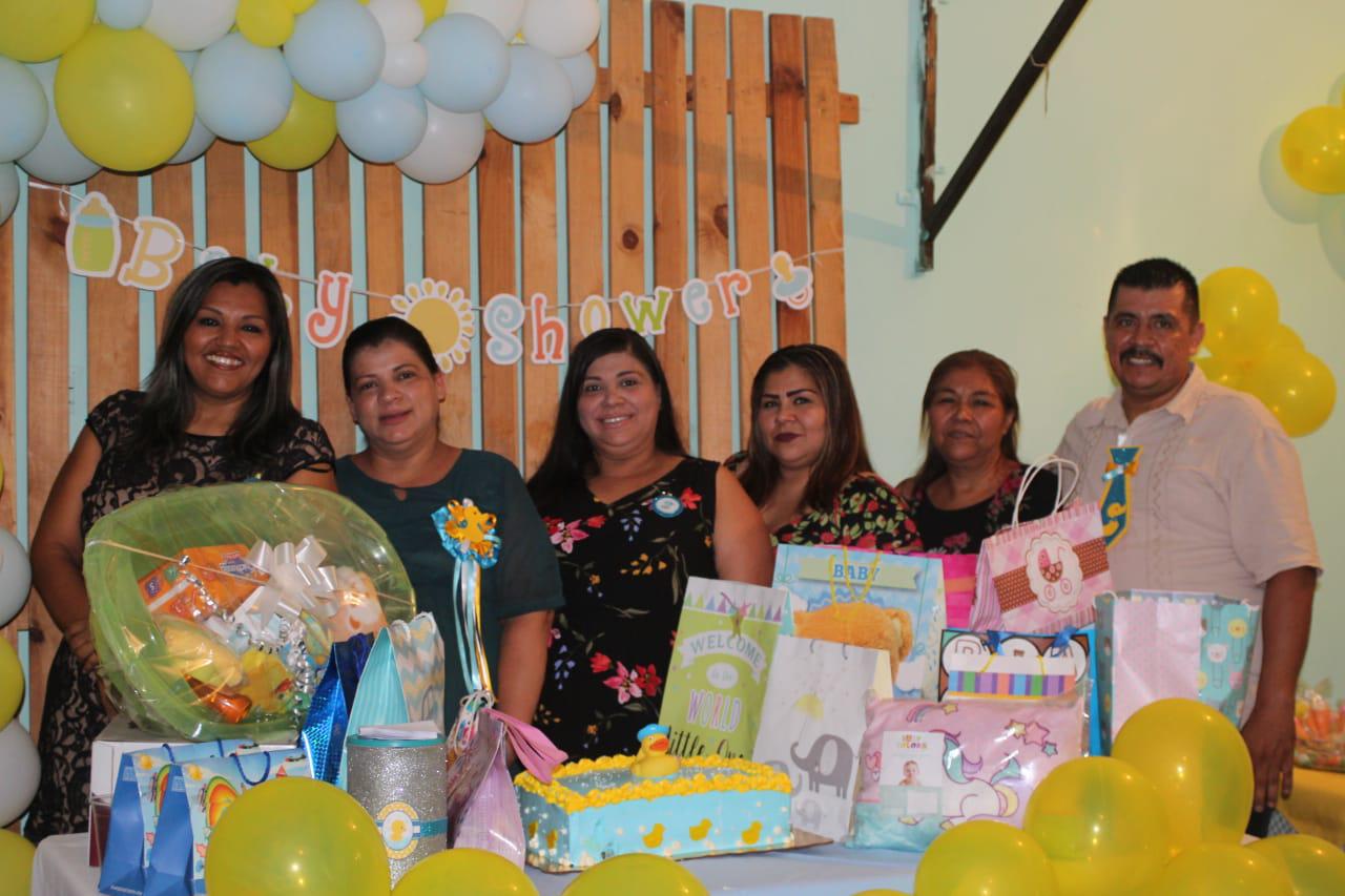 $!Dolores del Rocío Félix de Torres y José Juan entre Maribel, Minerva e Isela Torres Tovar, y Dolores Tovar González.