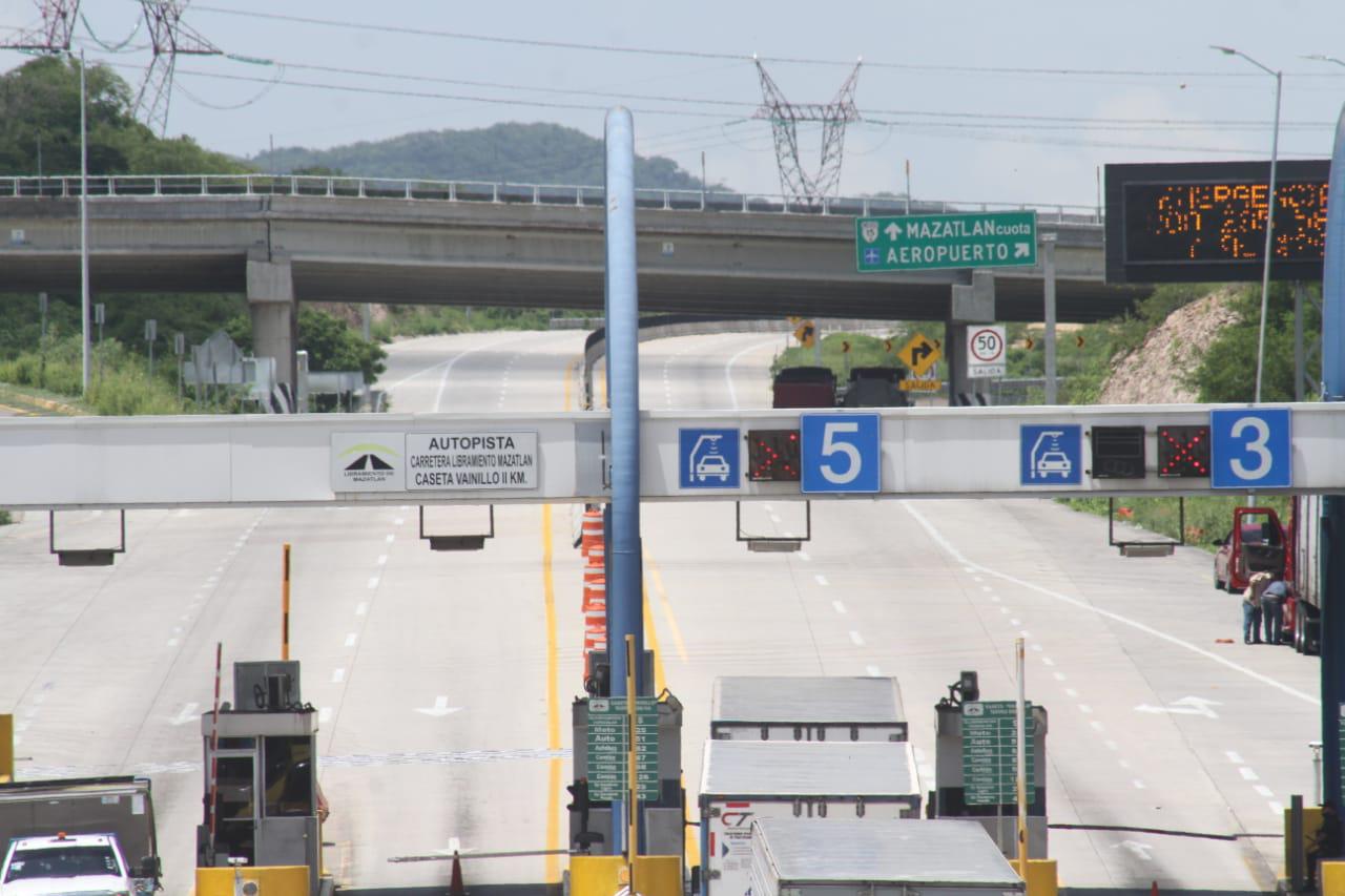 $!Carreteras de Mazatlán están saturadas por cierre de autopista a Culiacán