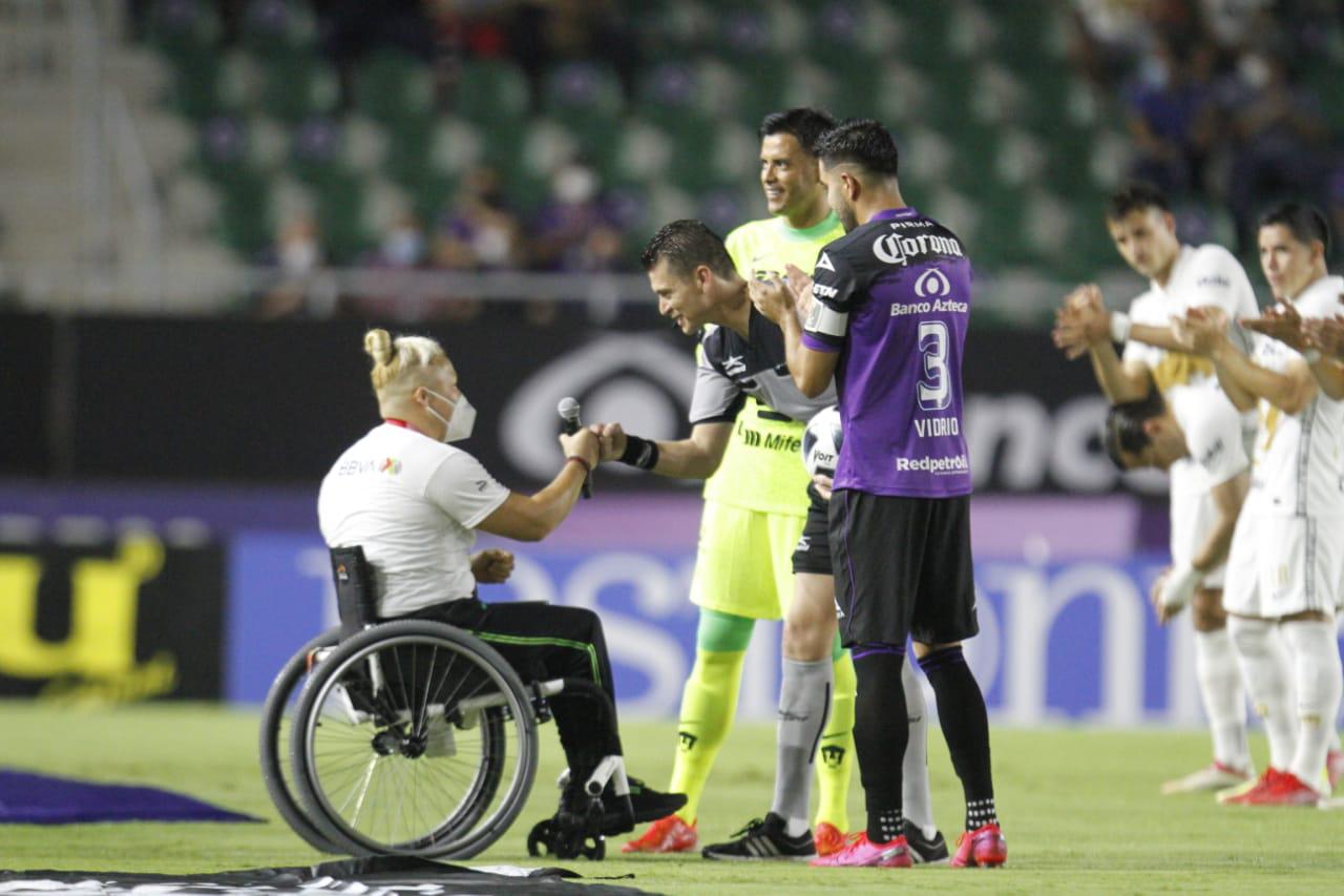 $!La medallista de bronce en los Juegos Paralímpicos Tokio 2020, Rosa María Guerrero Cázares, fue la encargada de los protocolos del encuentro.