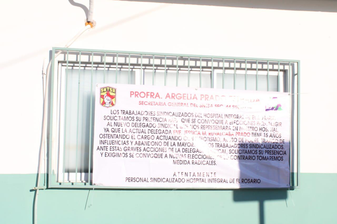 $!Colocan manta en Hospital Integral de Rosario para exigir elección de representante sindical
