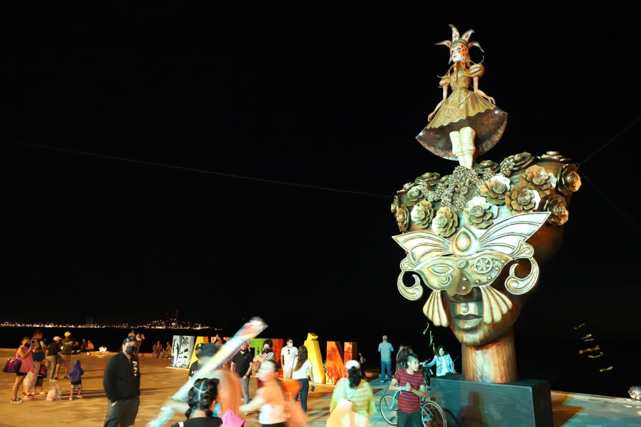 $!Colocan más monigotes en el malecón como preámbulo del Carnaval de Mazatlán, aunque su destino es incierto