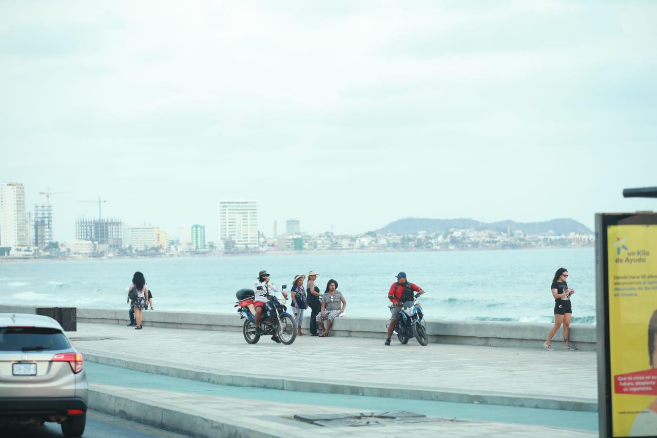$!Cierran en Mazatlán tres áreas de playa por corrientes marinas y zanjas