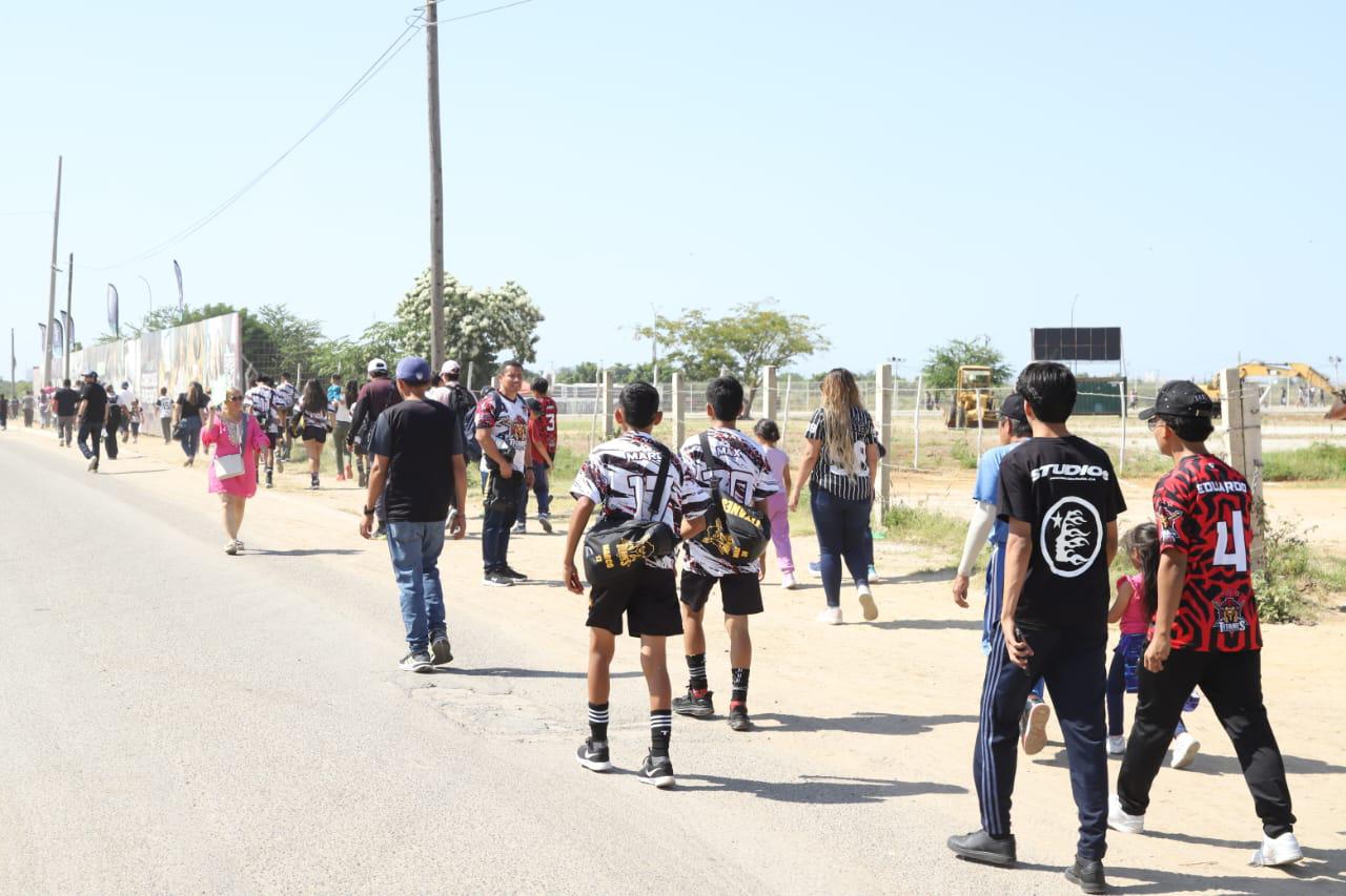 $!Bloquean Avenida Múnich, en Mazatlán, para exigir ampliación de rutas de camiones ya autorizadas