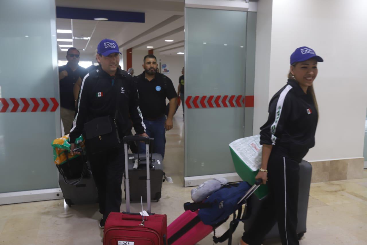 $!Arriban a Mazatlán estudiantes ganadores de la medalla de plata en Sudáfrica
