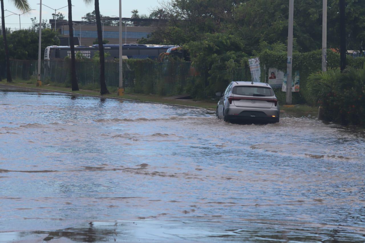 $!Provocan lluvias inundaciones en tramos de avenidas de Mazatlán