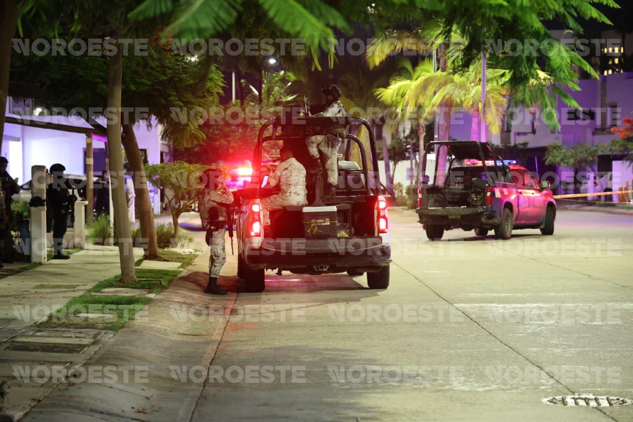 $!Ataque en residencial de Mazatlán deja casa baleada, camioneta incendiada y una presunta privación de libertad
