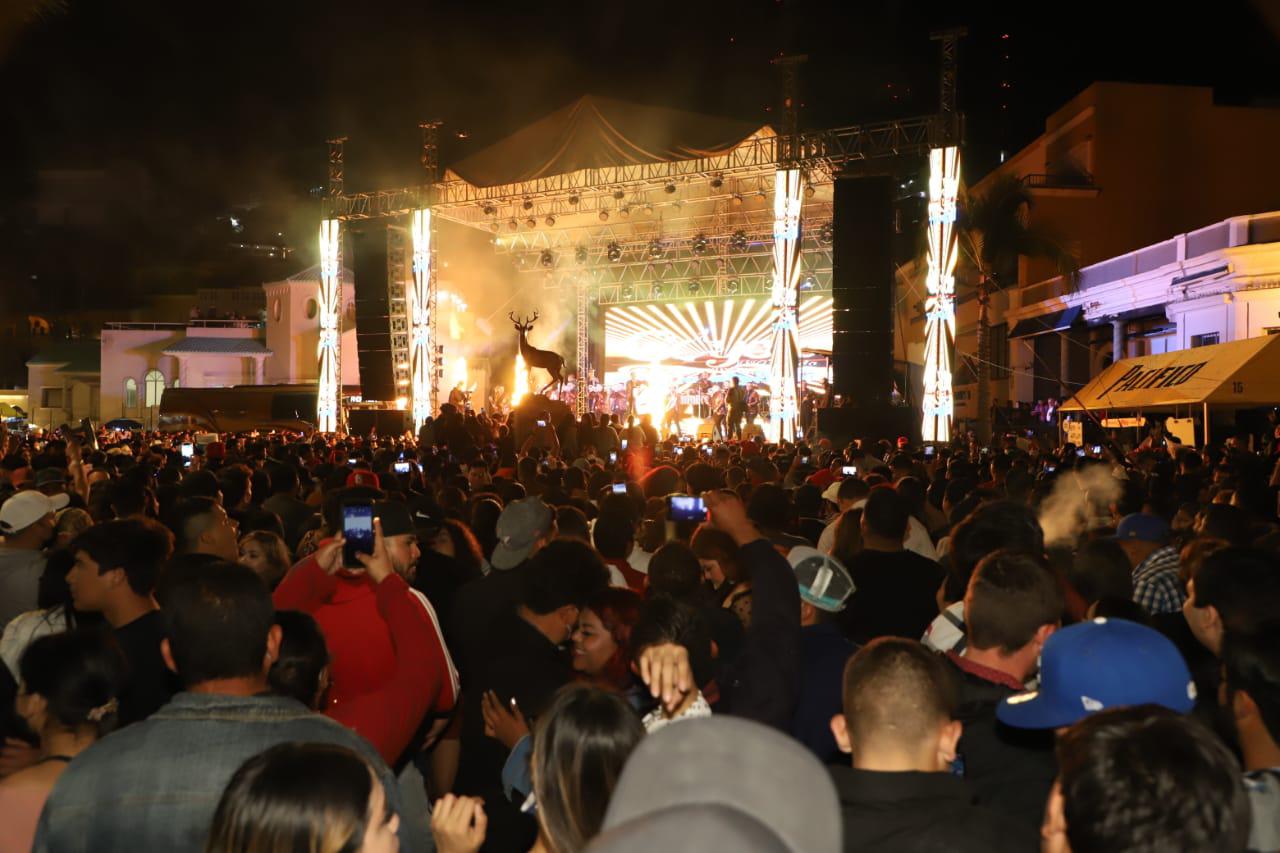 $!El Coyote y su Banda Tierra Santa arman la fiesta en Olas Altas