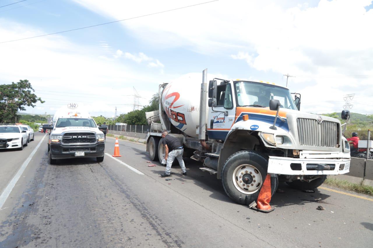 $!Motociclista grave tras ser arrollado por tráiler y camión trompo en la Carretera Internacional de Mazatlán