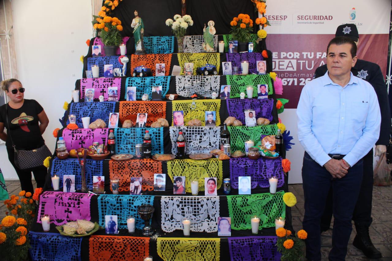 $!Realizan guardias de honor en altares de muertos en el Palacio Municipal de Mazatlán