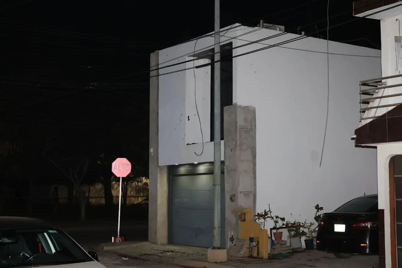 $!Otra casa baleada en Mazatlán, ahora en Valle Dorado; reportan una persona herida