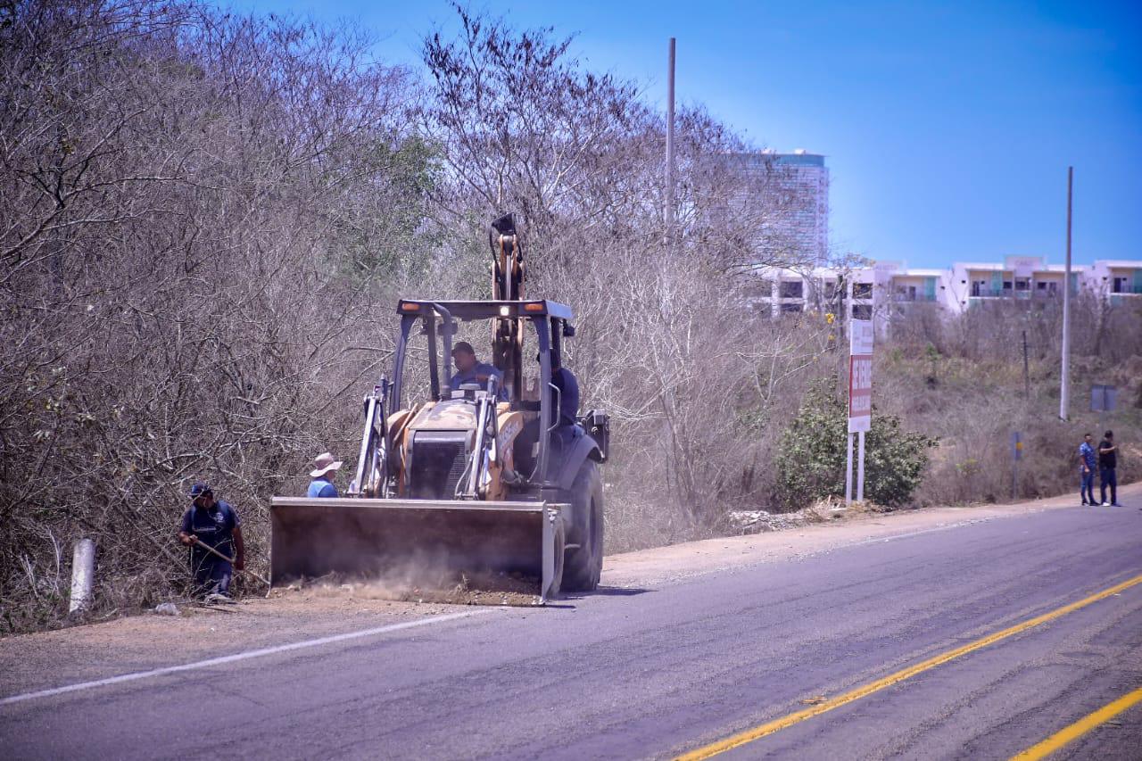 $!Limpian acotamiento de la carretera Habal-Cerritos para seguridad de ciclistas