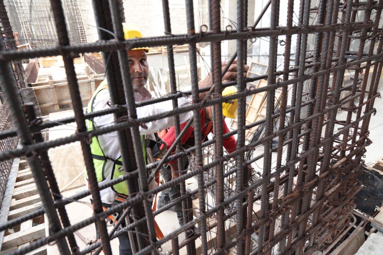 $!Festejan y agradecen trabajadores de obras a su patrona en el Día de la Santa Cruz