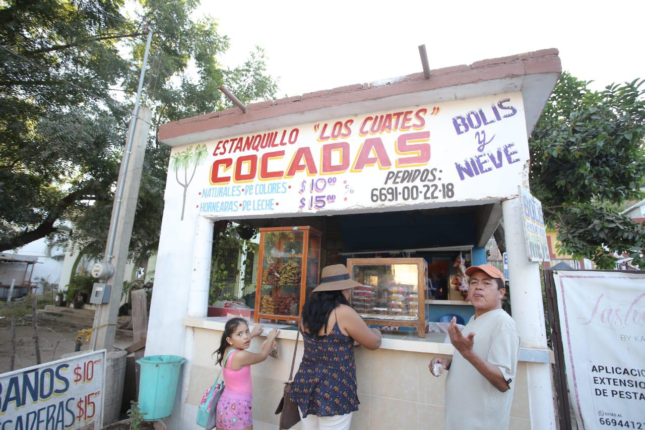 $!Doña Leonila ofrece cocadas naturales a turistas y mazatlecos con el sabor peculiar de la Isla de la Piedra