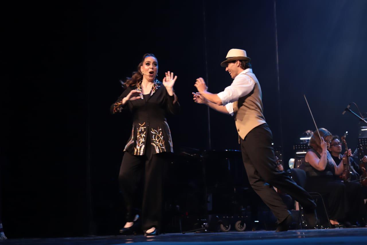 $!Holcombe se vio muy suelta en su baile, aquí con el bailarín Carlos Claramunt.