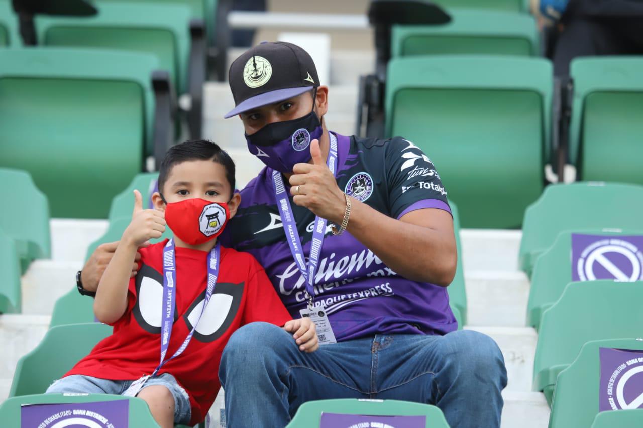 $!Jonathan con su papá, Jonathan Tomsom.