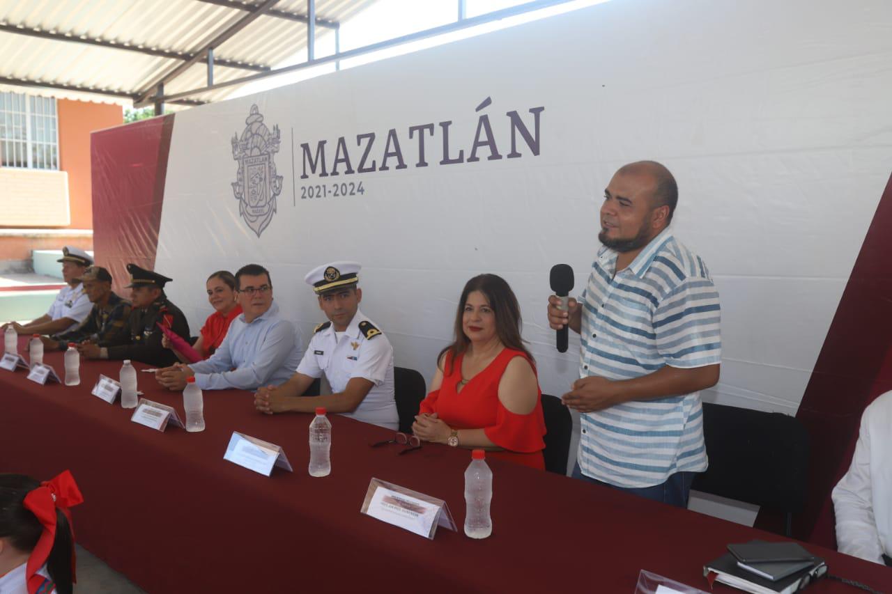 $!Se compromete Alcalde a atender necesidades de cada escuela de Mazatlán