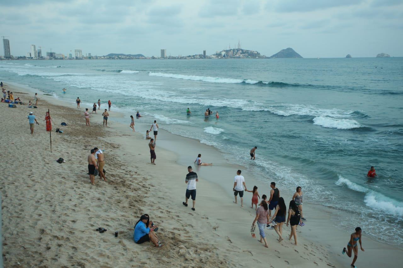 $!Cierran en Mazatlán tres áreas de playa por corrientes marinas y zanjas