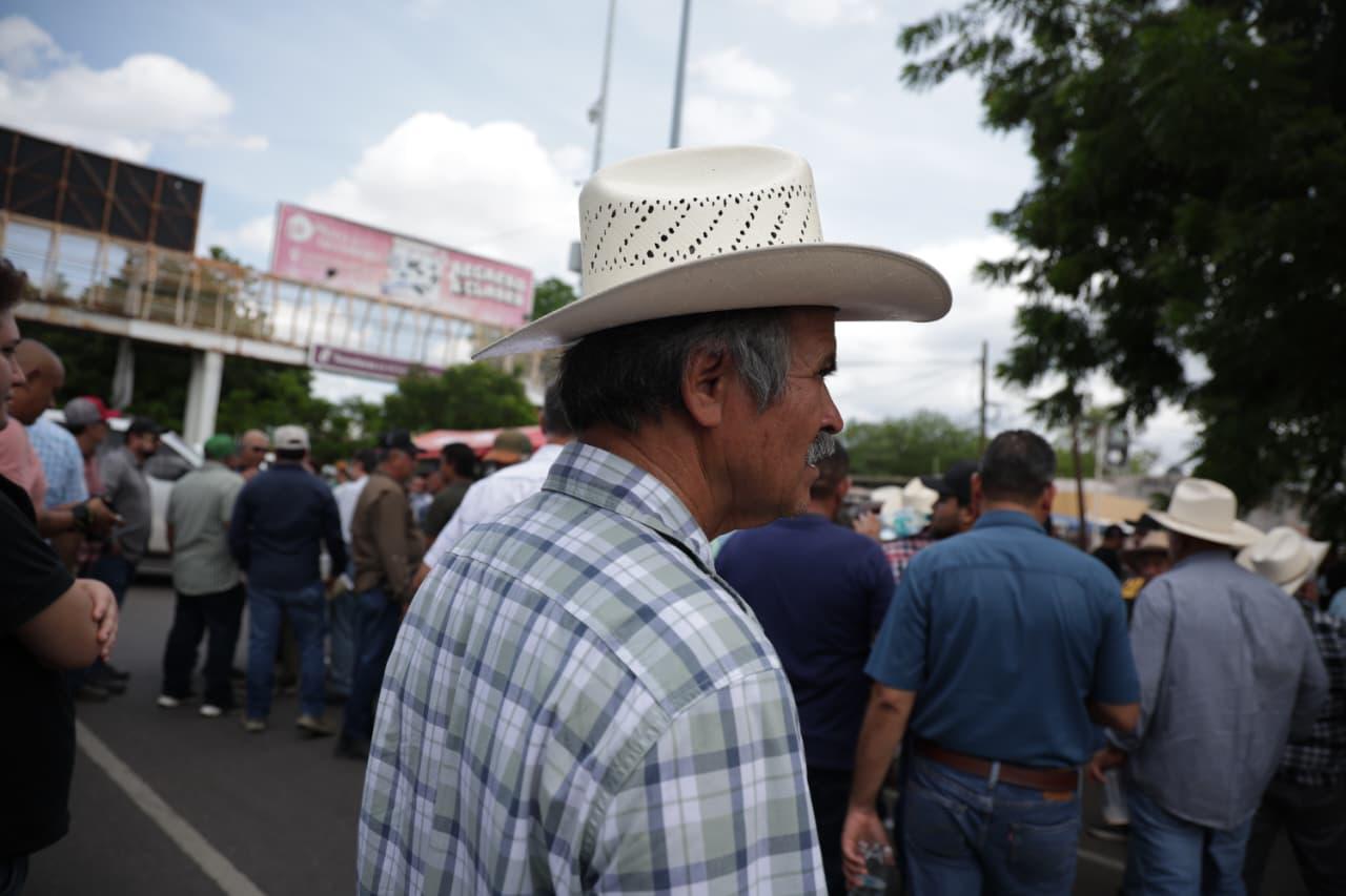 $!Desactivan agricultores bloqueo en la Calzada Aeropuerto en Culiacán; esperan reunión con funcionario federal este martes
