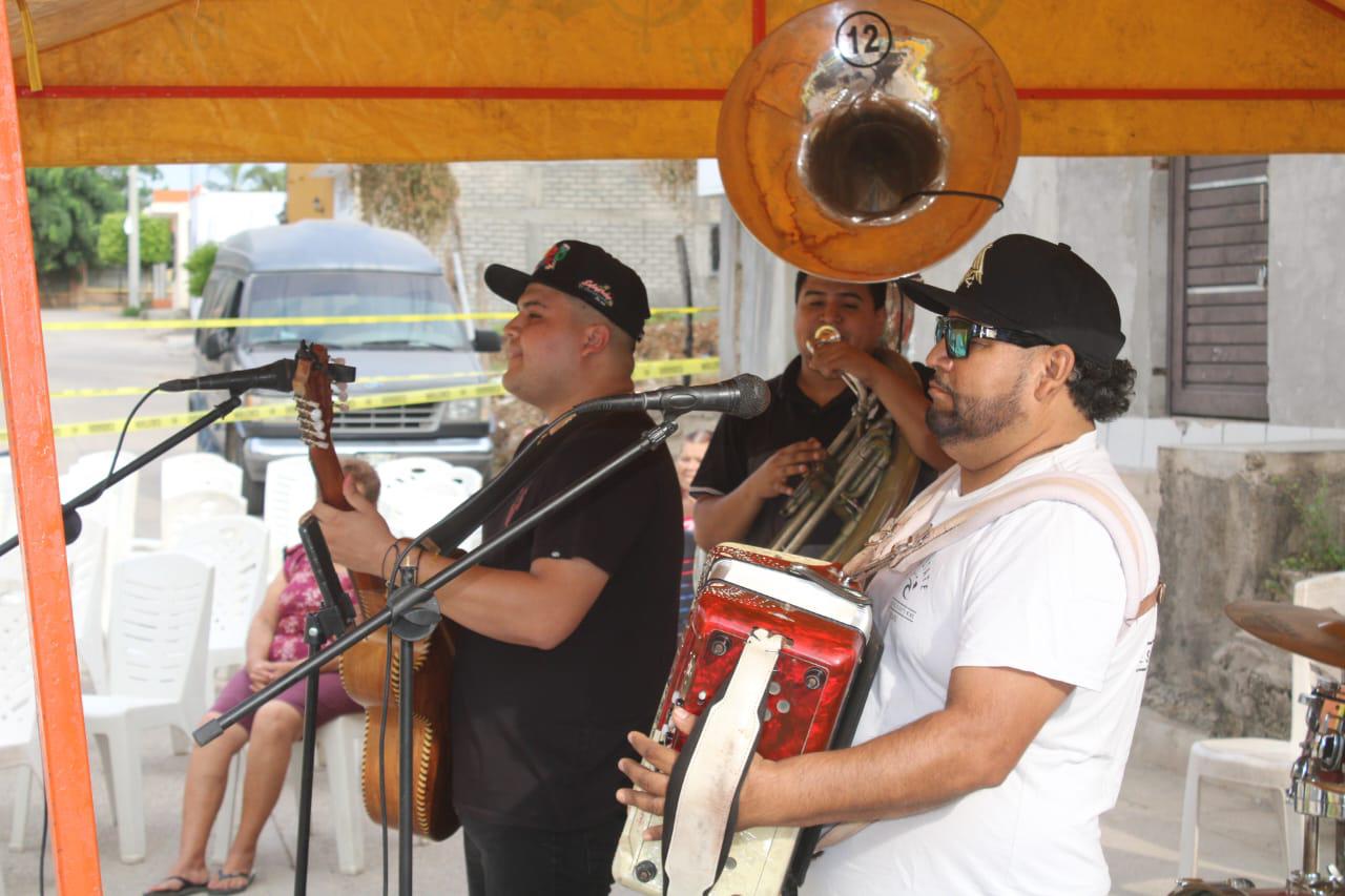 $!Adela y Emily celebran a San Judas Tadeo en Rosario por favor recibido