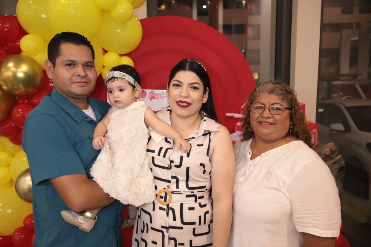 $!Jesús y Emma Sofía Juárez, Gloria Millán y Gloria Gárate.