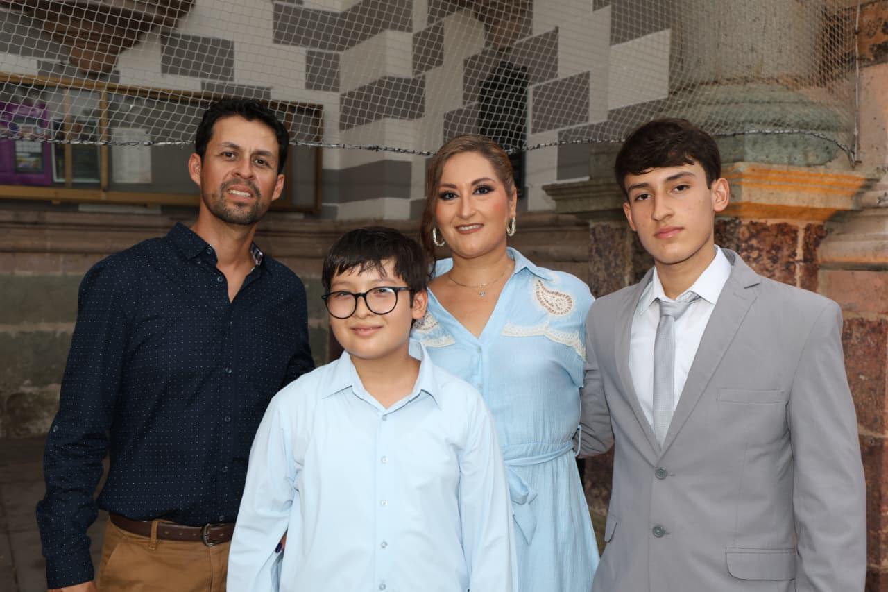 $!Christian Ramírez y Fernanda González junto a sus hijos, Ángel y Christian Ramírez González.