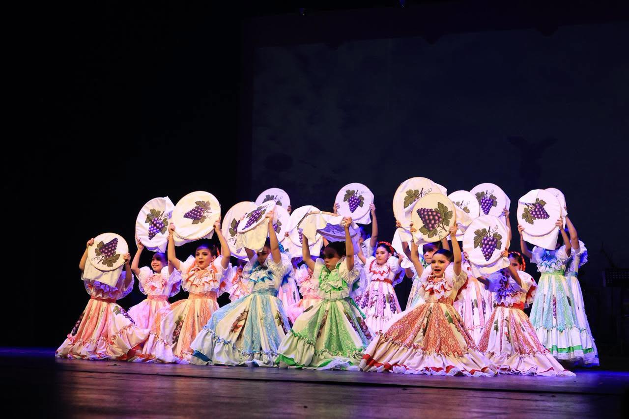 $!En la segunda parte de la función, el taller infantil presentó Zafra y fiesta en Sinaloa.