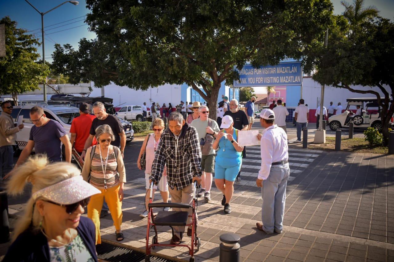 $!Llegan tres cruceros más a Mazatlán; van seis en dos días y más de 22 mil turistas navieros