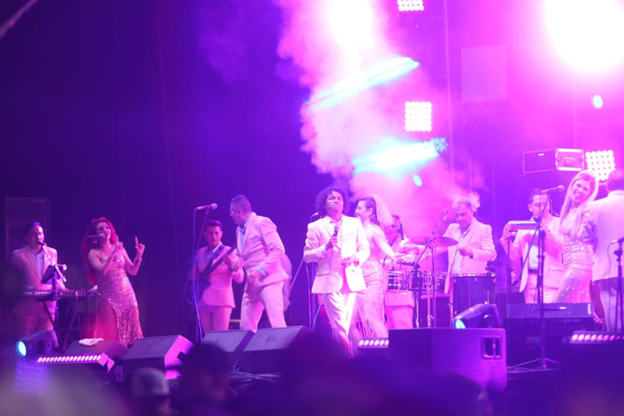 $!La Sonora Dinamita puso a bailar y cantar al público con sus temas.