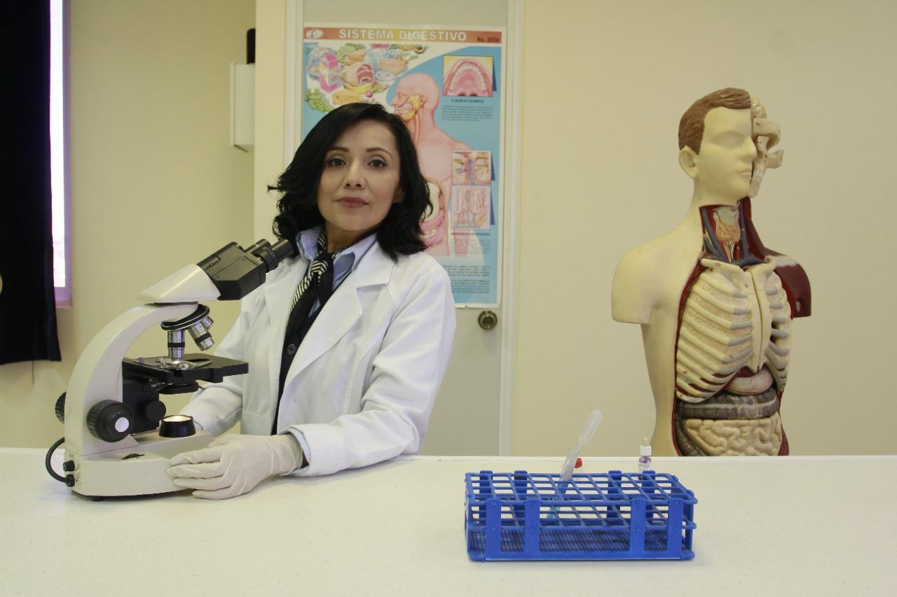 $!La Maestra: Katya Guadalupe Fernández Lozoya, profesionista en la carrera de Químico Farmacéutico Biólogo; es la responsable desde hace 22 años, del área clínica de Colegios Sinaloa.
