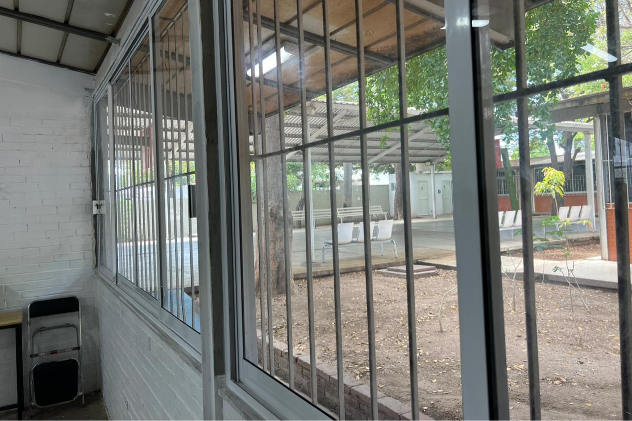 $!Así lucen los ventanales que donó el Club Rotario Culiacán Oriente.