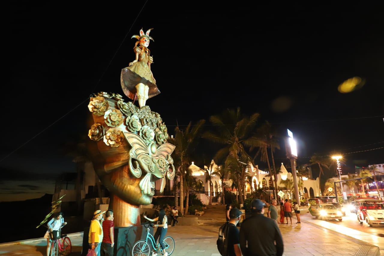 $!Colocan más monigotes en el malecón como preámbulo del Carnaval de Mazatlán, aunque su destino es incierto