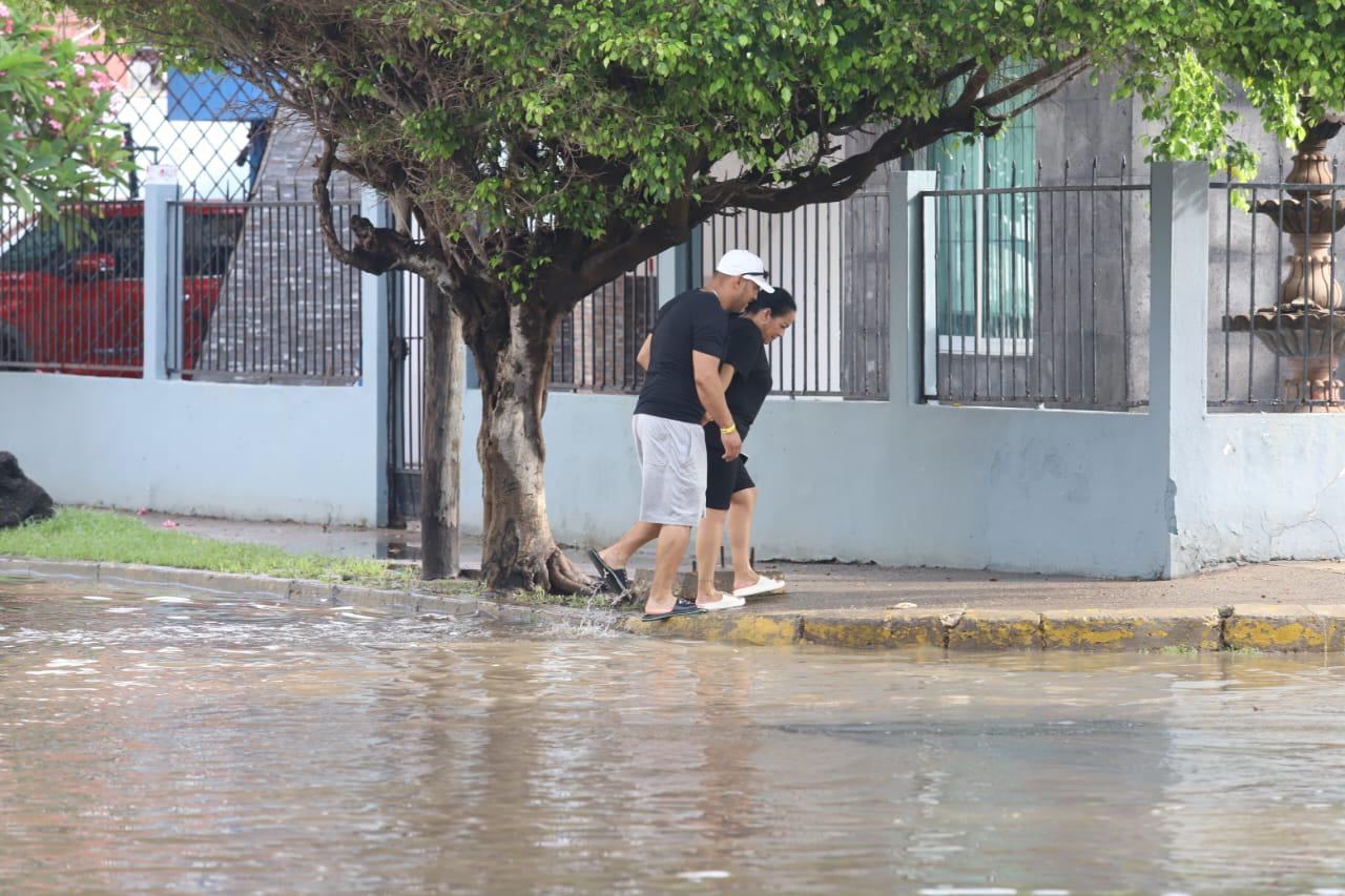 $!Tras lluvias en la madrugada, tramos de la avenida Cruz Lizárraga en Mazatlán amanecen inundados