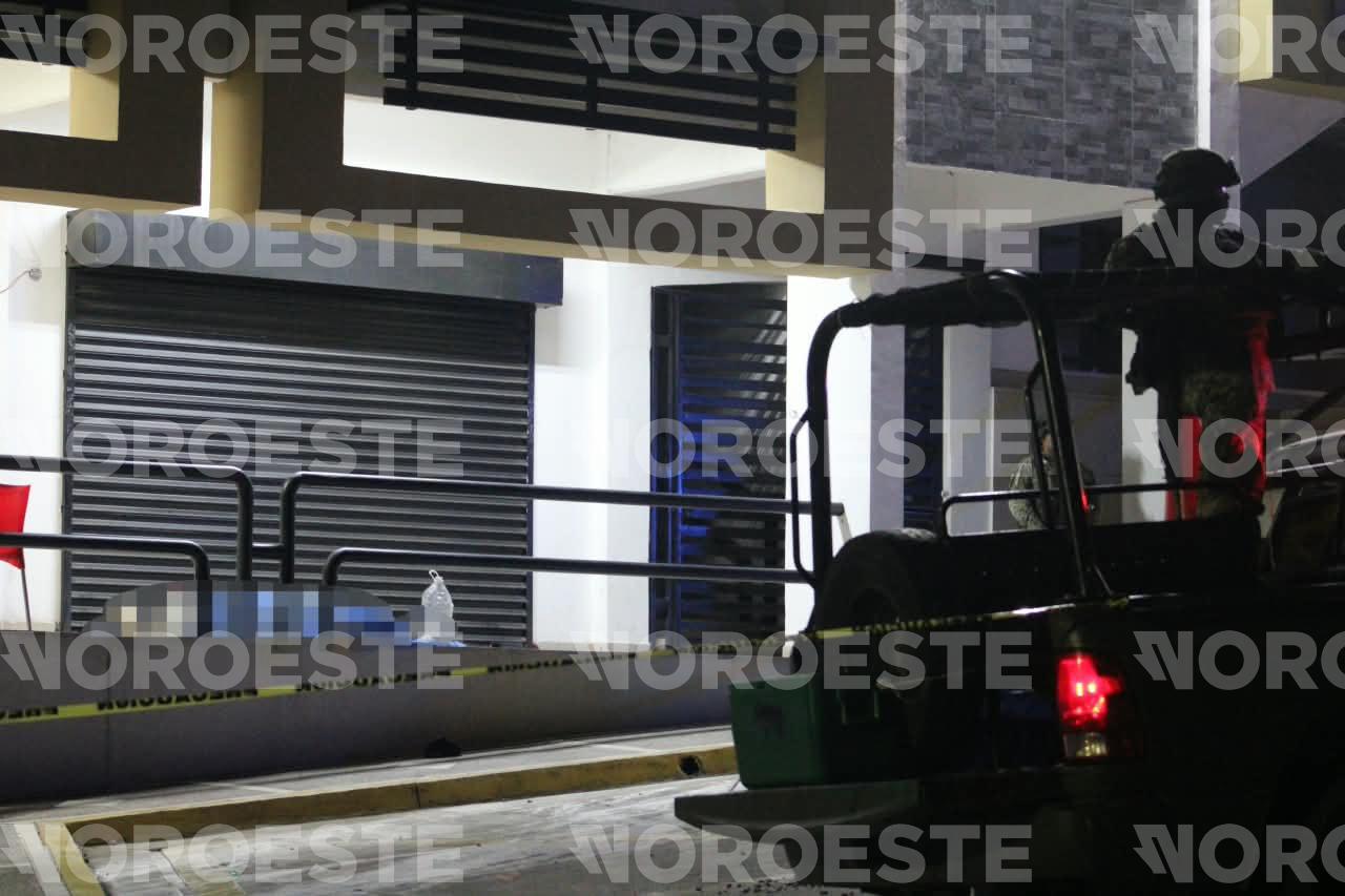 $!Ataque armado deja una persona sin vida en una plaza comercial en Loma Linda, Culiacán