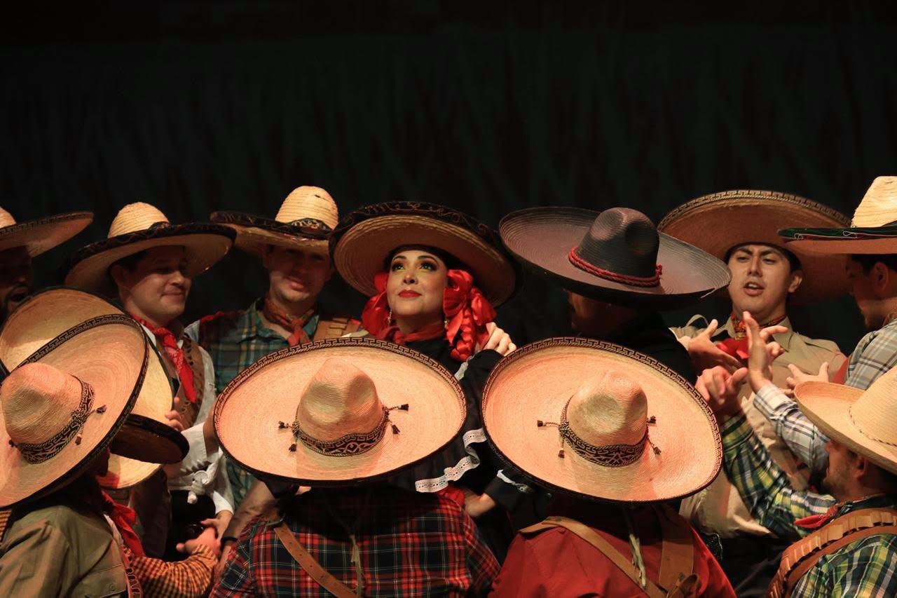 $!La Compañía Folclórica Sinaloense y ex bailarines de los talleres de folclore participaron en el espectáculo.