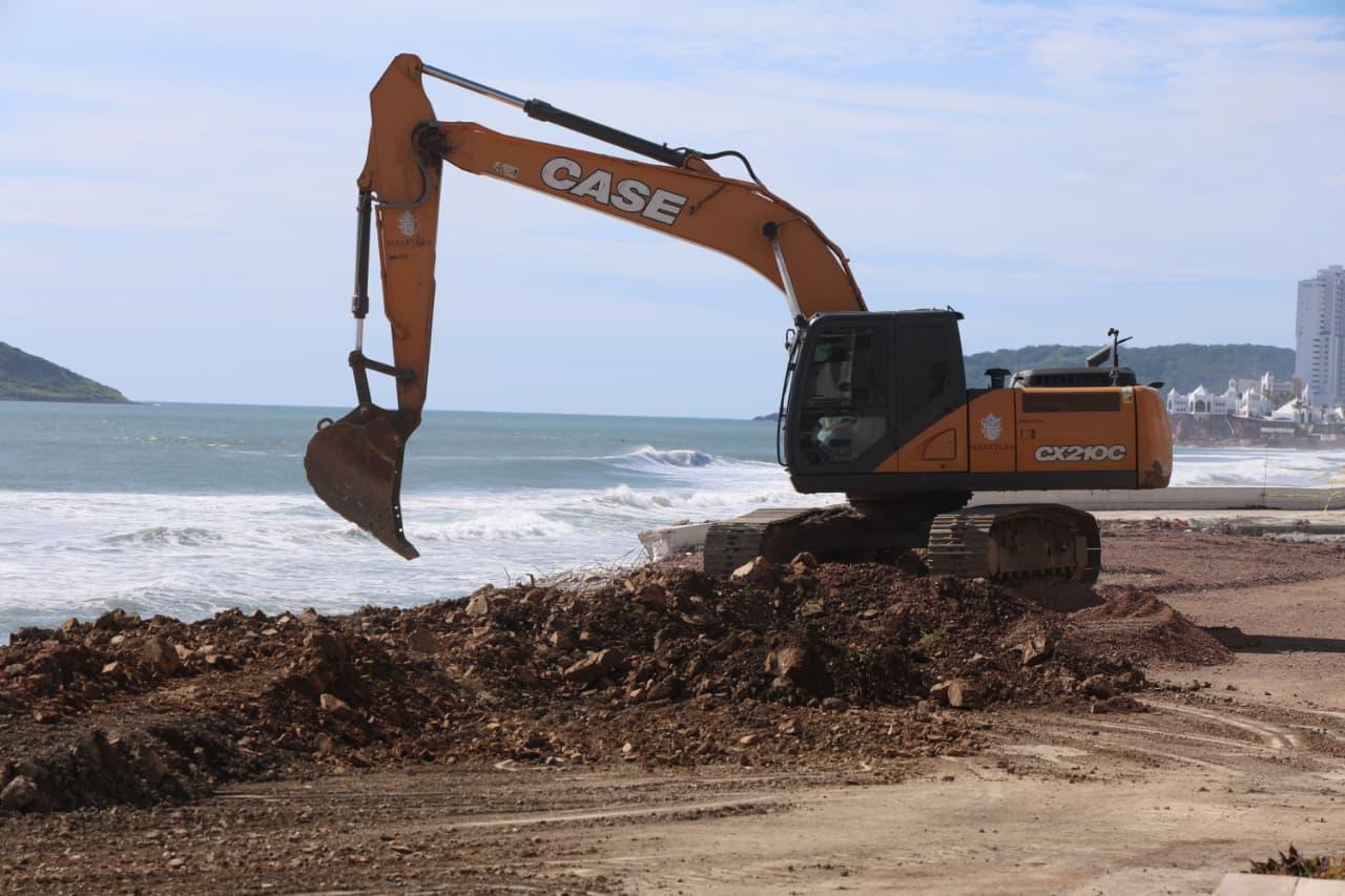 $!Son 6 los socavones del malecón de Mazatlán, uno de alrededor de 100 metros