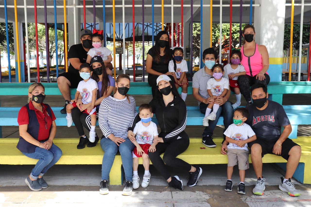$!Los alumnos del Primero A y sus papás se toman la fotografía del recuerdo
