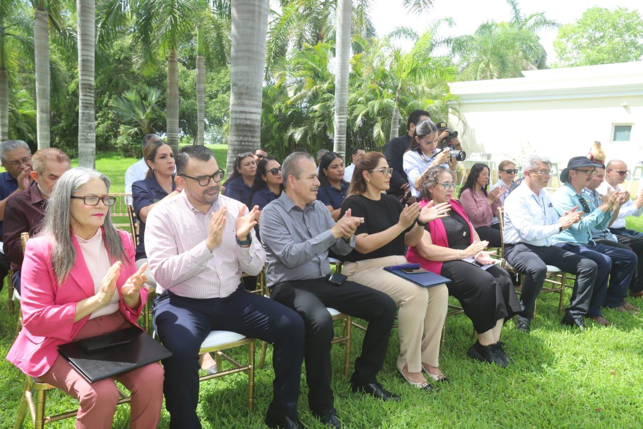 $!Los asistentes aplaudieron la entrega que realizó la Fundación Letty Coppel de una Unidad Médica al sector salud de Sinaloa.