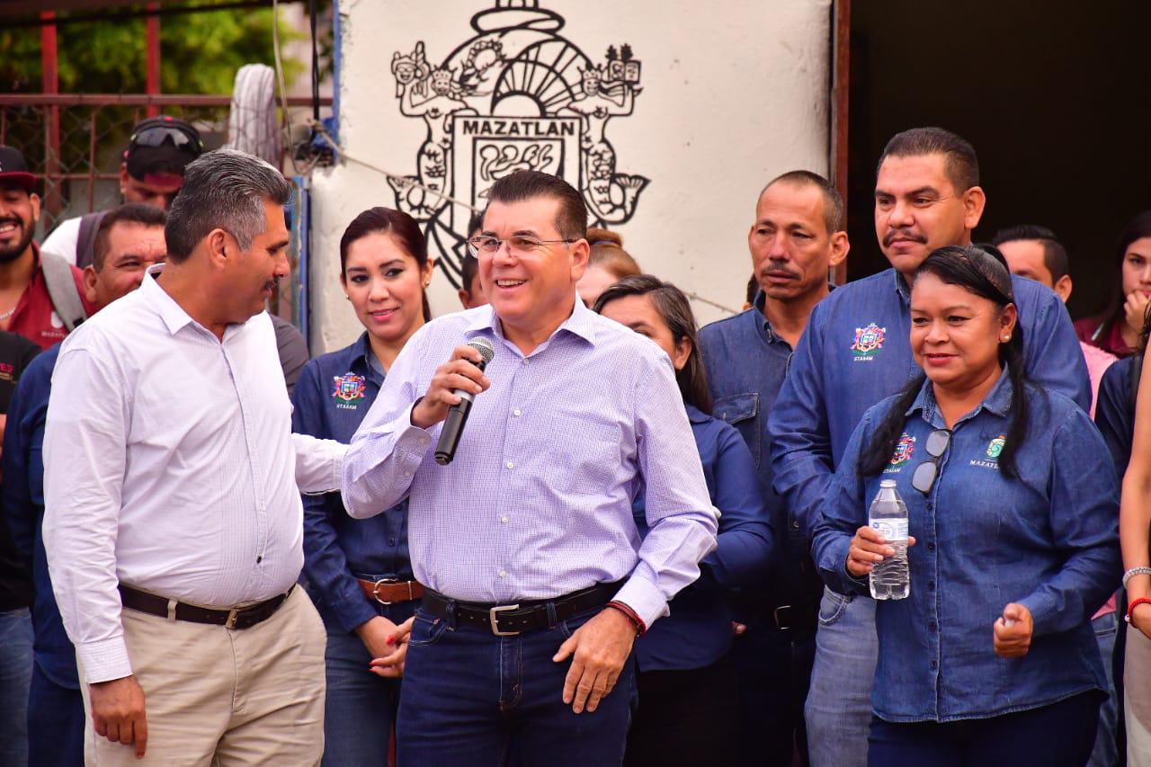 $!Ofrece Alcalde de Mazatlán mejorar condiciones laborales y maquinaria para Servicios Públicos Municipales