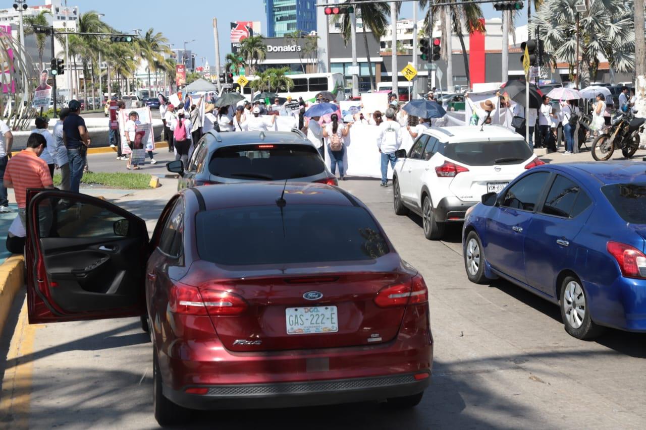 $!Marchan en Mazatlán para exigir la aparición de Carlos Emilio y más desaparecidos