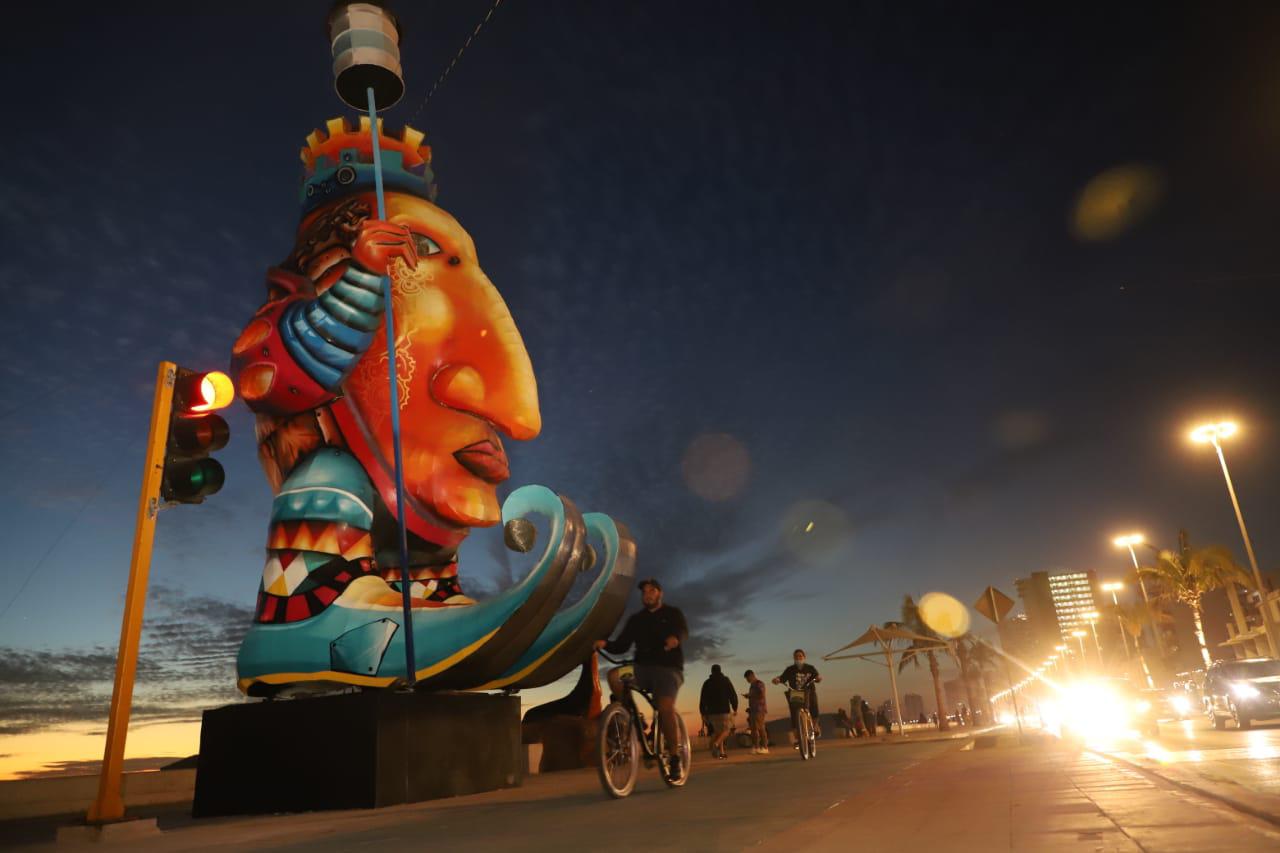 $!Colocan más monigotes en el malecón como preámbulo del Carnaval de Mazatlán, aunque su destino es incierto