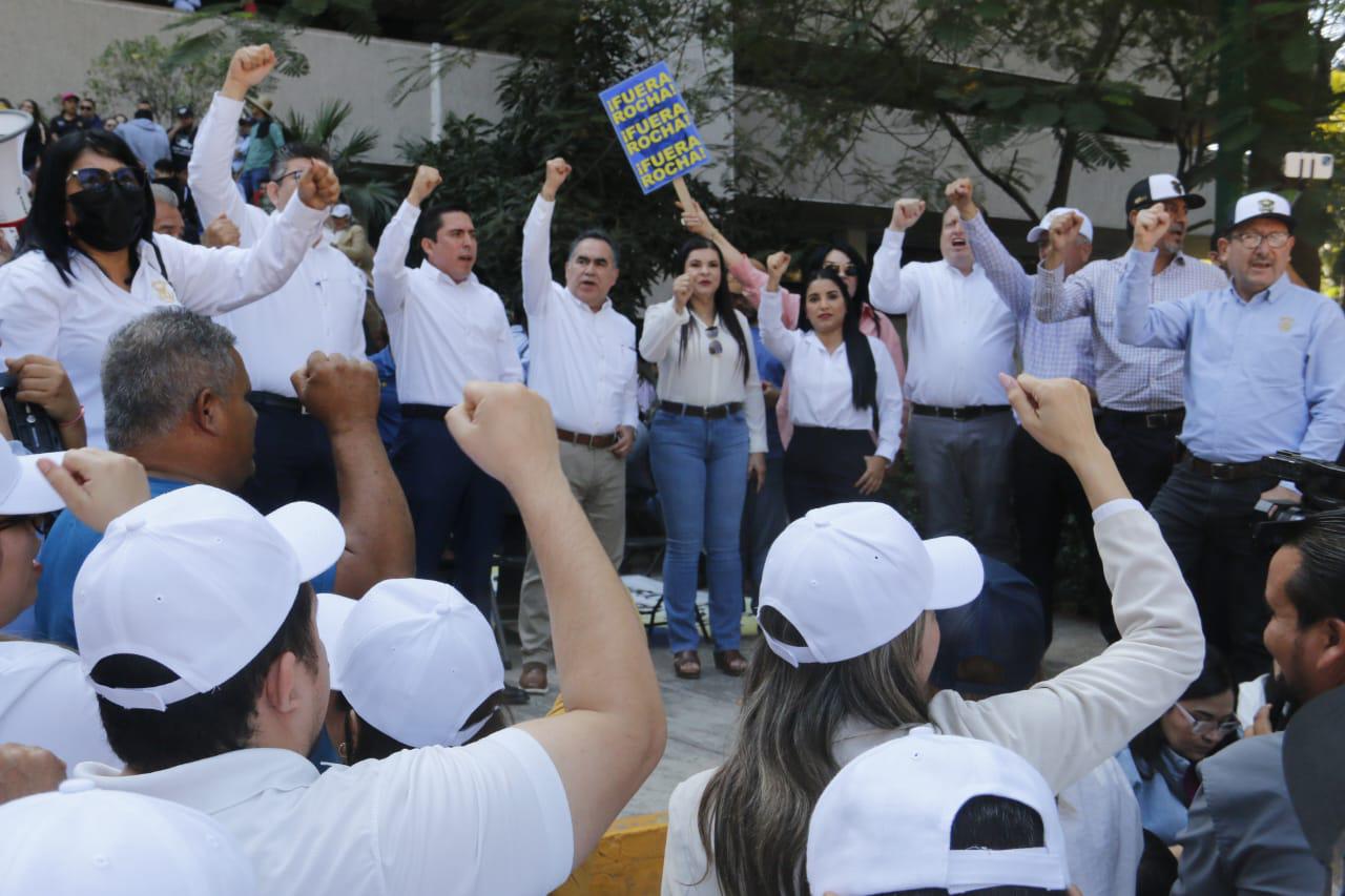 $!Realiza personal de la UAS plantón y cierre de calles junto al Palacio de Gobierno en Culiacán