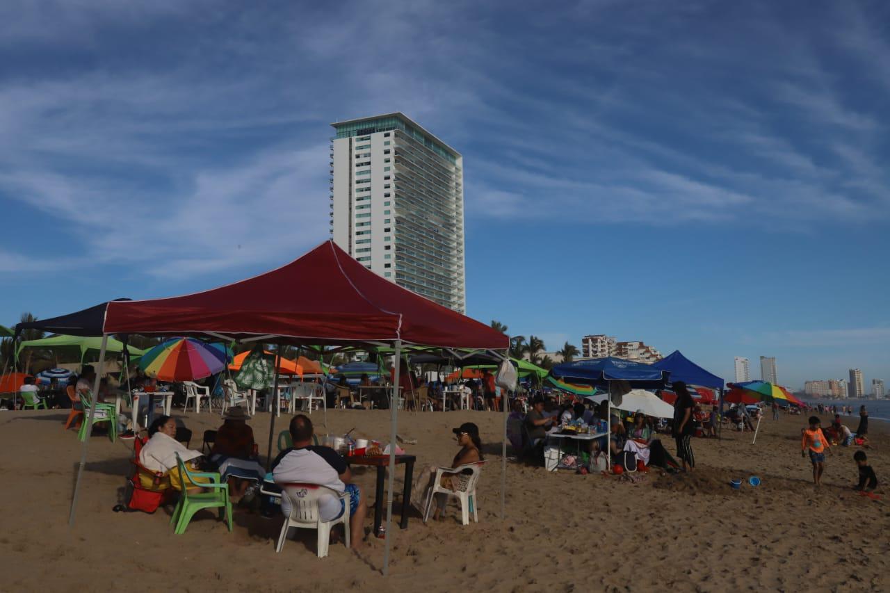 $!Disfrutan hasta el último minuto de vacaciones en Mazatlán