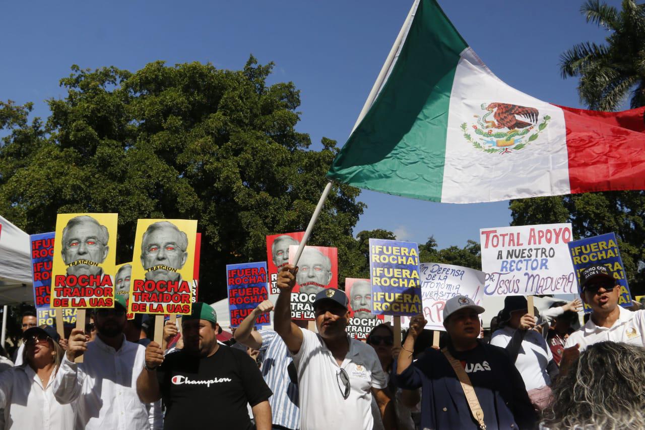 $!Realiza personal de la UAS plantón y cierre de calles junto al Palacio de Gobierno en Culiacán