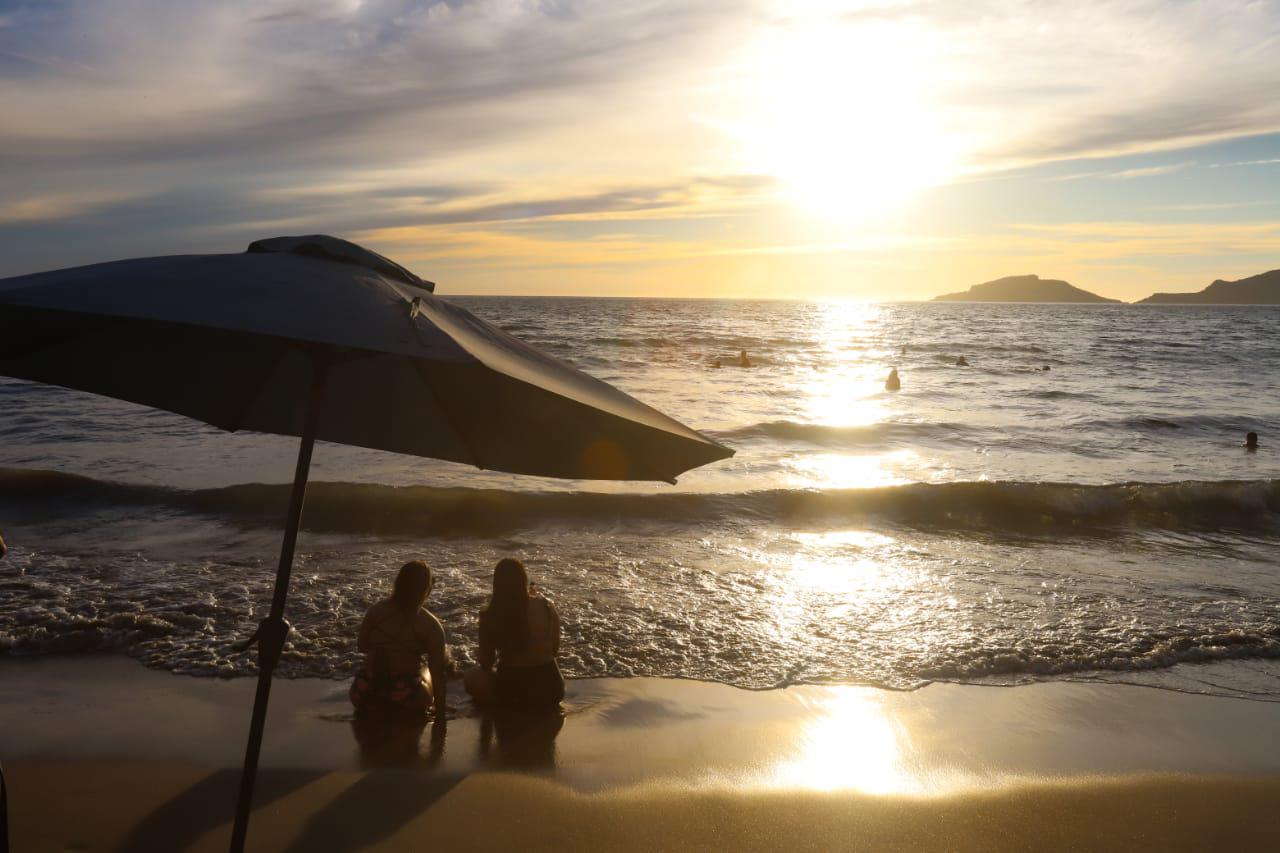 $!Disfrutan hasta el último minuto de vacaciones en Mazatlán