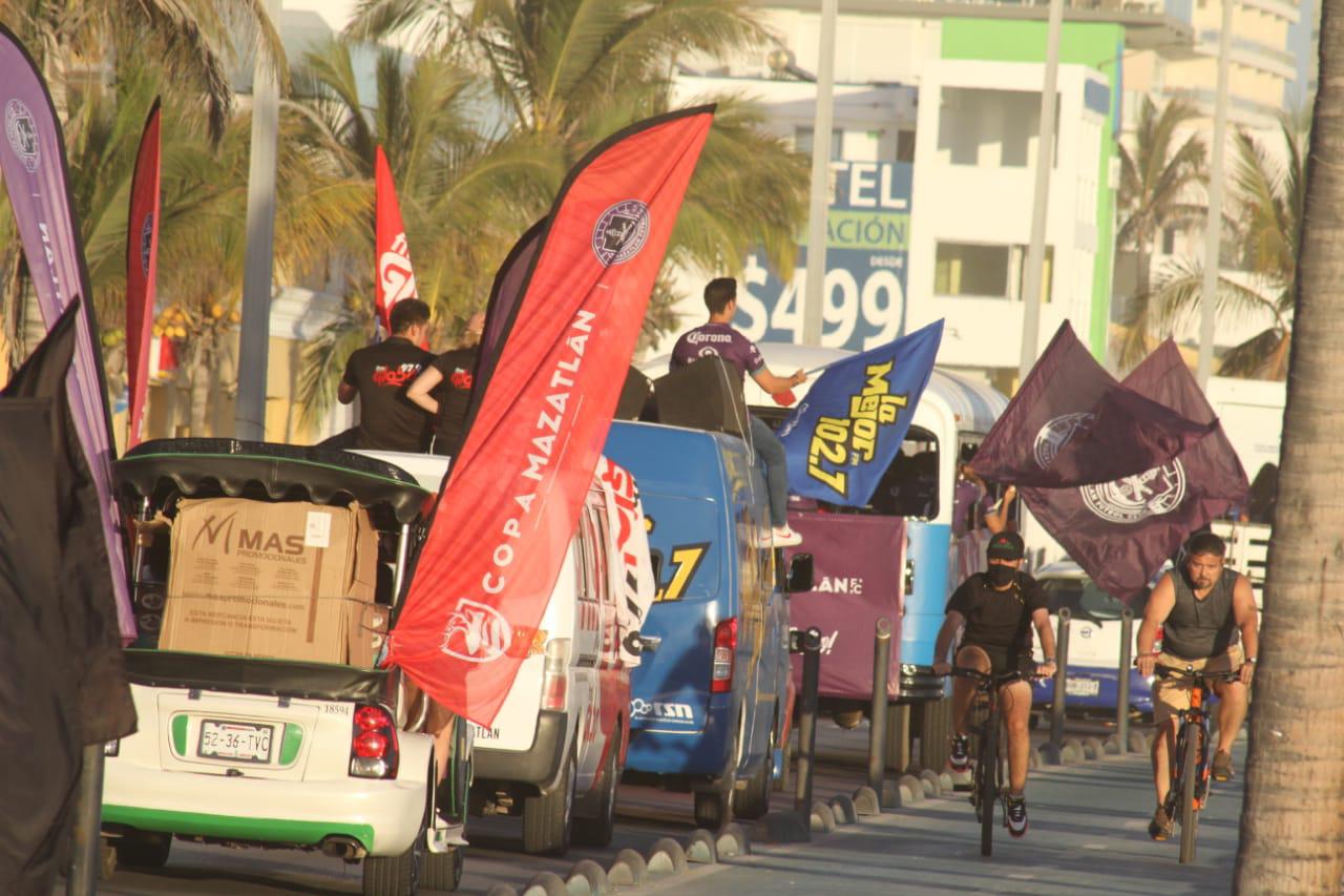 $!La Caravana Cañonera inunda de morado el Malecón de Mazatlán