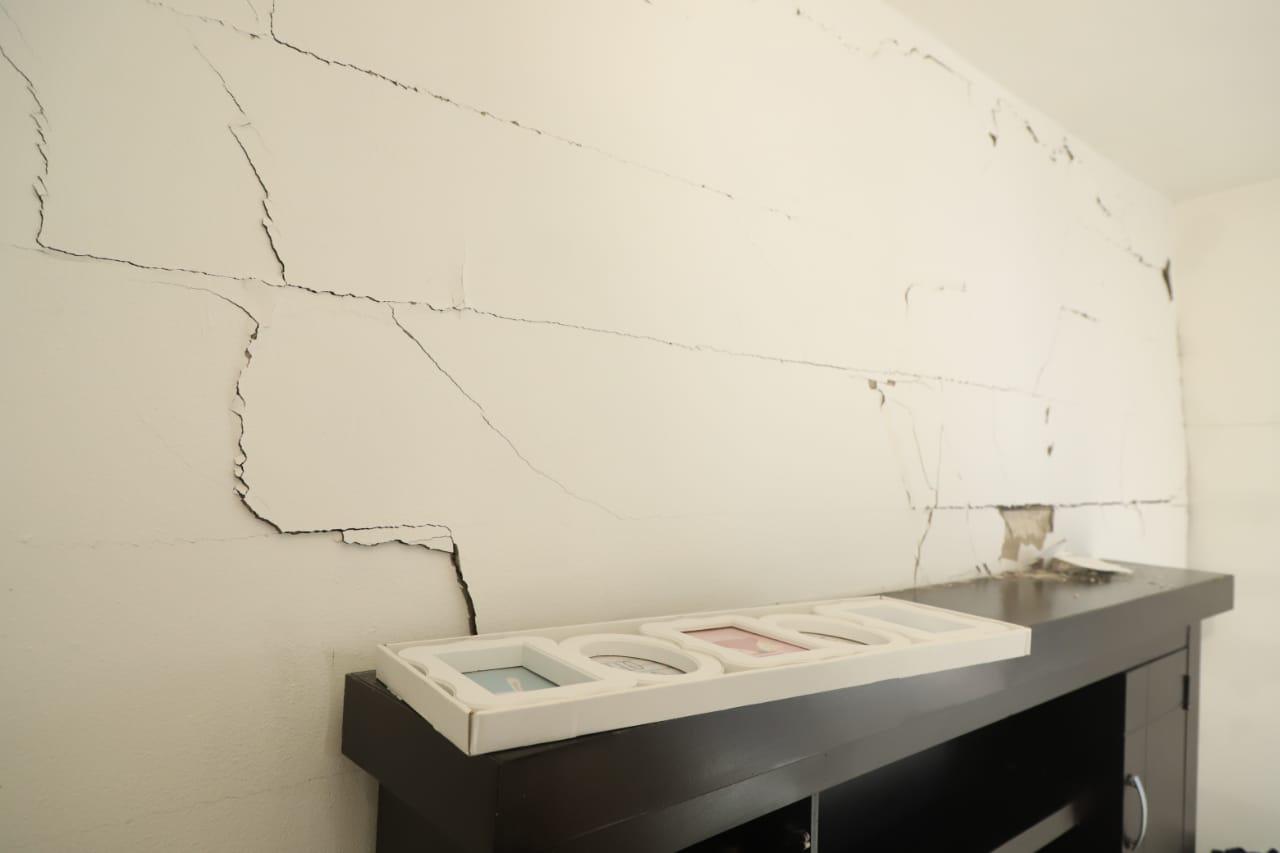 $!Lluvias provocan deslave en fraccionamiento sobre cerro y tumba barda en vivienda, al norte de Mazatlán