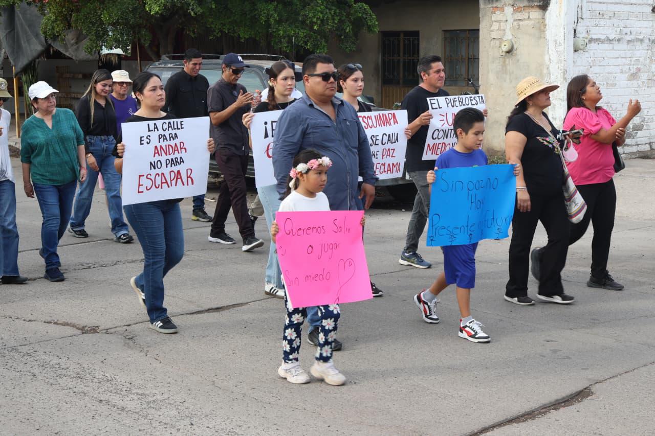 $!Aunque con una asistencia no tan nutrida, que lo adjudican al miedo que hay en la población, la marcha llegó al Palacio Municipal de Escuinapa.