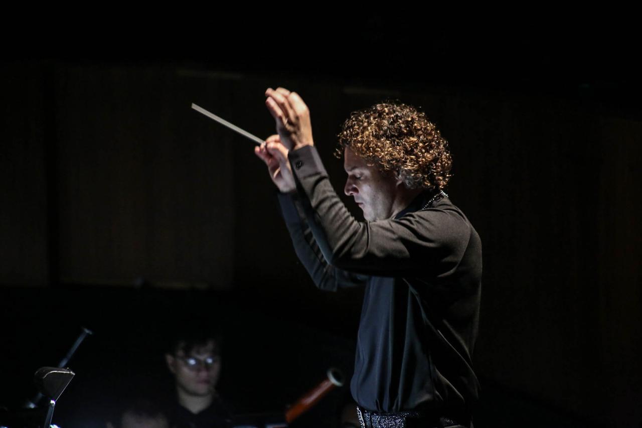 $!El maestro Alexandre Da Costa dirige la partitura de Tchaikovsky.